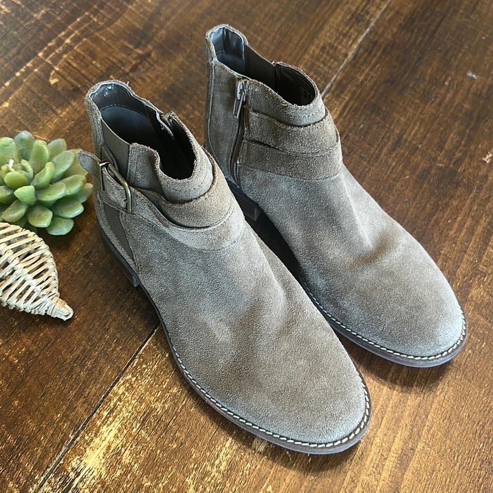 Clarks | Women's Camzin Hale Ankle Boot, Brown/Tan Suede